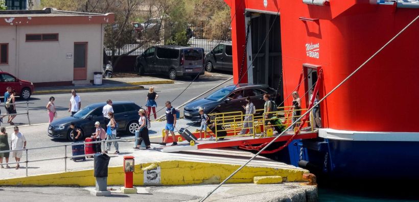 Ακτοπλοϊκή χρεώνει 10 ευρώ παραπάνω αν έχεις υβριδικό, ηλεκτρικό ή εναλλακτικό καύσιμο