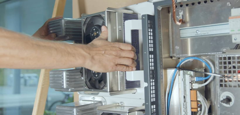 Fronius TAURO: Επαναστατικό service από έναν μόνο τεχνικό - Δεν αντικαθίσταται ολόκληρος ο Inverter!