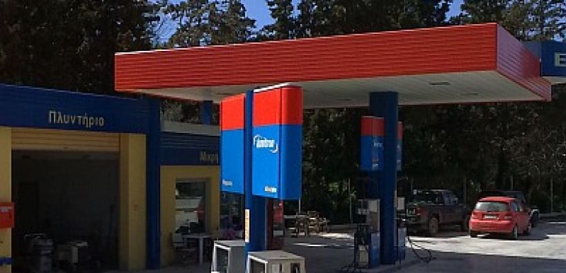 Φθήνυνε 14 σεντ η βενζίνη σ’ ένα τετράμηνο