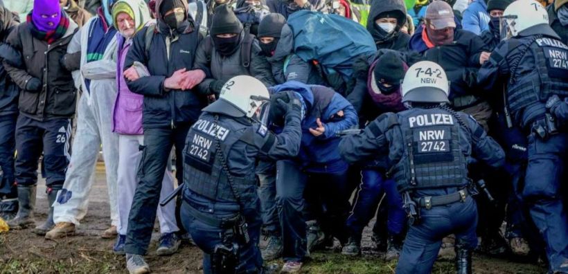 Γερμανία: Η αστυνομία απομακρύνει οικολόγους ακτιβιστές που κατέλαβαν ένα χωριό για την επέκταση ενός ανοιχτού λιγνιτωρυχείου