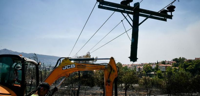 Στα 25 εκατ. ευρώ οι πρώτες εκτιμήσεις των ζημιών στο δίκτυο - Τι λέει ο ΔΕΔΔΗΕ για αποθέματα σε στύλους και υλικό