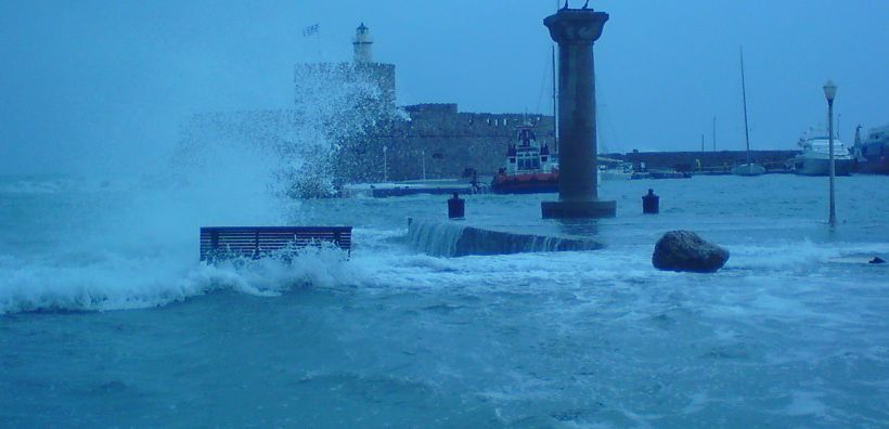 Χωρίς ρεύμα και νερό η Ρόδος, λόγω κακοκαιρίας