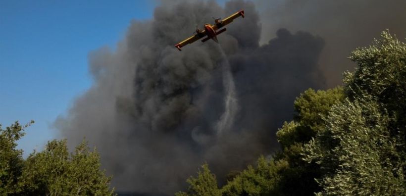 Χωρίς ρεύμα μεγάλο μέρος της Ρόδου λόγω μεγάλης πυρκαγιάς που επηρέασε τη μονάδα της ΔΕΗ