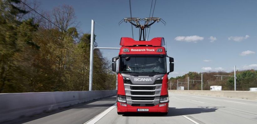 eHighway: Η εθνική οδός που φορτίζει τα ηλεκτρικά φορτηγά εν κινήσει