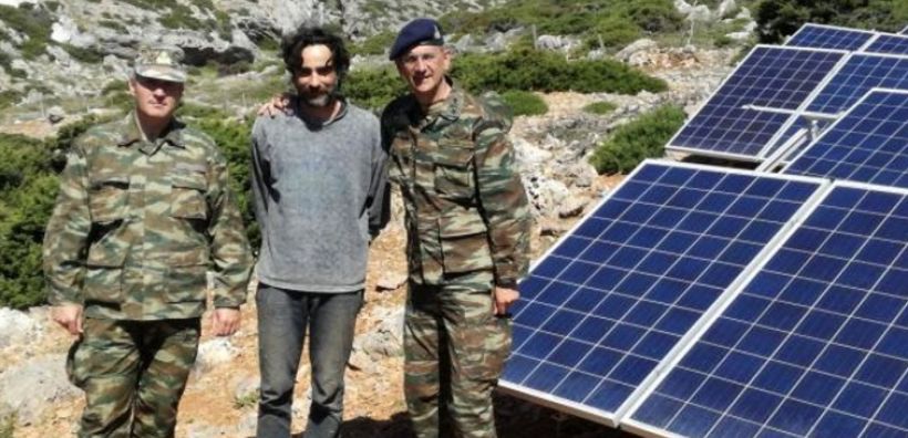 Δύο φωτοβολταϊκά και μια ανεμογεννήτρια παρέλαβε ο στρατός στις νήσους Κίναρο και Λεβίθα