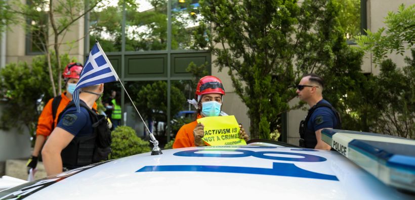 Greenpeace: Προσαγωγές ακτιβιστών σε ειρηνική διαμαρτυρία έξω από το Υπουργείο Περιβάλλοντος και Ενέργειας