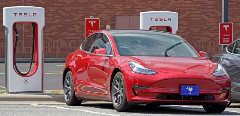 Tesla: Διεκόπη το άνευ προηγουμένου ανοδικό σερί της μετοχής