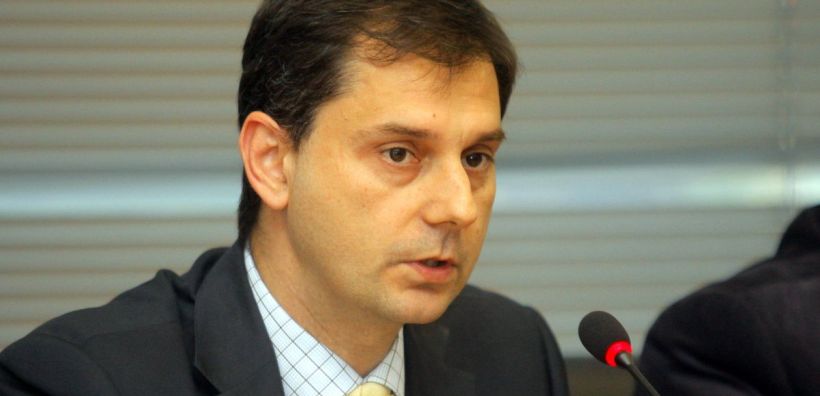Αποχωρεί με αιχμές ο Χάρης Θεοχάρης