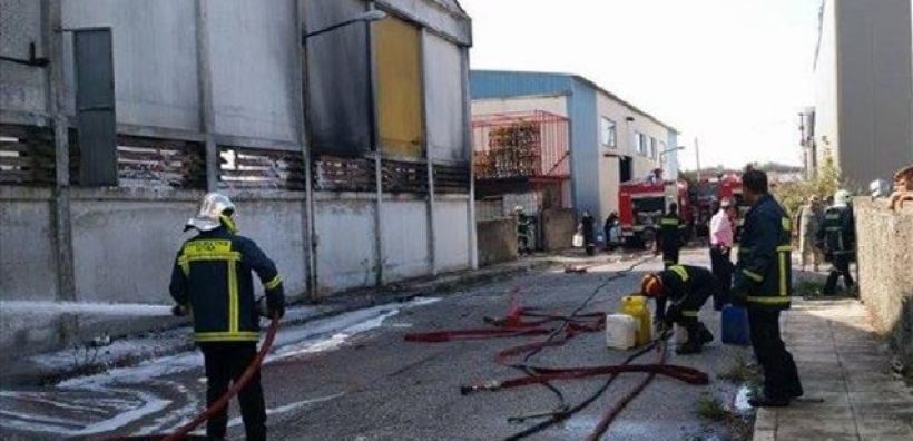 Ένας νεκρός από τη φωτιά στο εργοστάσιο χρωμάτων στη Θεσσαλονίκη