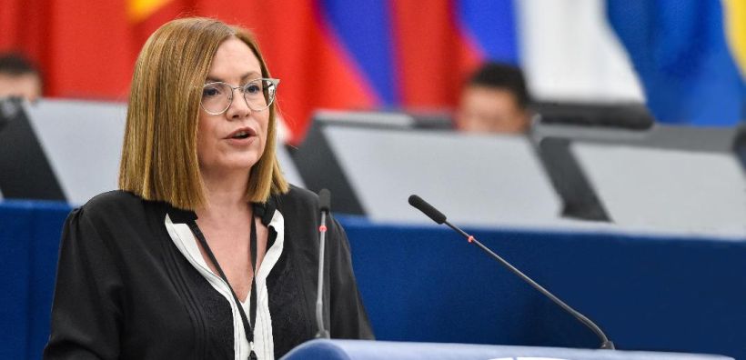 Σπυράκη: Κίνητρα από την Κομισιόν για αναβάθμιση παλαιών οχημάτων και δημοσίων συγκοινωνιών