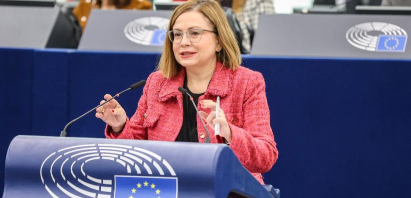 Σπυράκη: Επιταχύνει τις ΑΠΕ το Ευρωκοινοβούλιο - Ορισμός περιοχών για fast-track ανανεώσιμες, άμεσα φωτοβολταϊκά στις στέγες