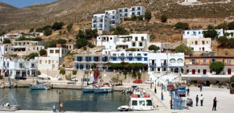 Γέμισε πετρέλαιο το λιμάνι της Τήλου από καθαρισμό πλοίου