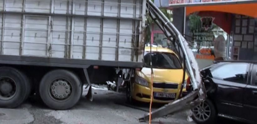 Φορτηγό έπεσε σε κολώνα της ΔΕΗ