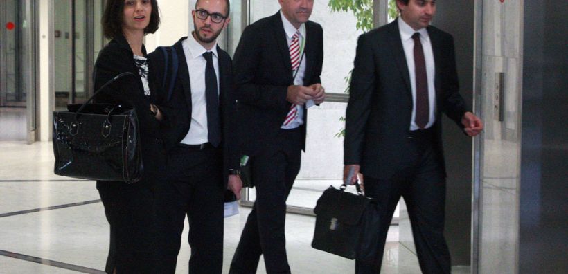 Η τρόικα τηρεί σκληρή στάση στην Κύπρο