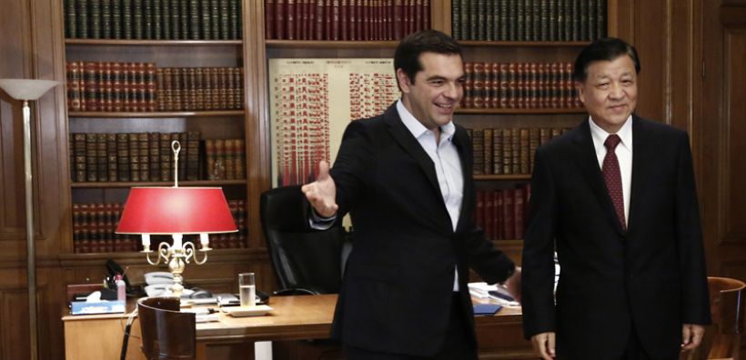 Η εμβάθυνση της συνεργασίας σε μεταφορές και ενέργεια συζητήθηκε στη συνάντηση Τσίπρα-Γιουνσάν