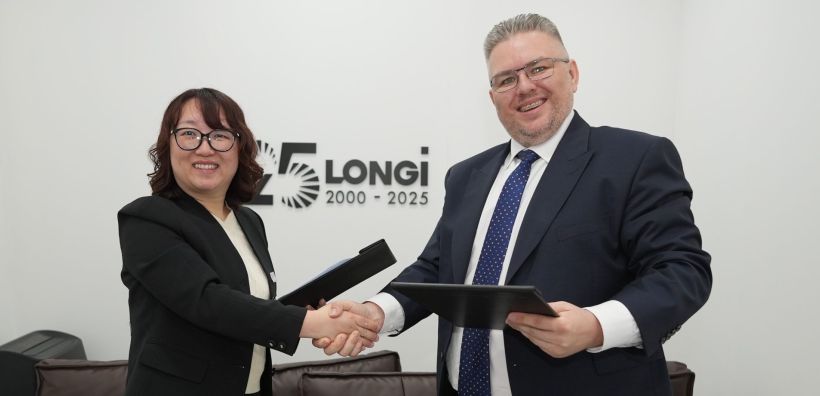 LONGi: Έκλεισε συμφωνία για προμήθεια ηλιακών μονάδων 100 MW στα πλαίσια της Intersolar