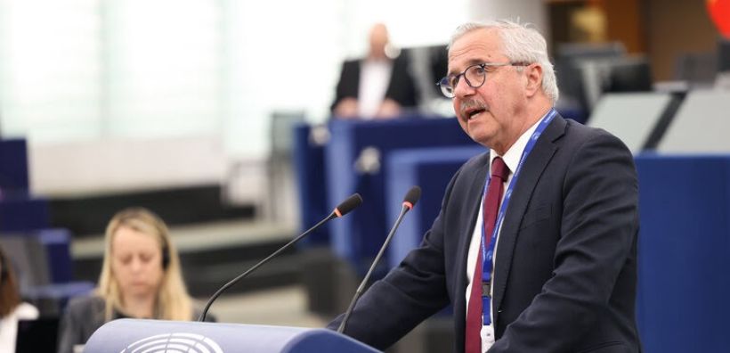 Μανιάτης: Η κυβέρνηση οδηγεί στην καταστροφή τον κλάδο των ηλιακών θερμοσιφώνων της χώρας