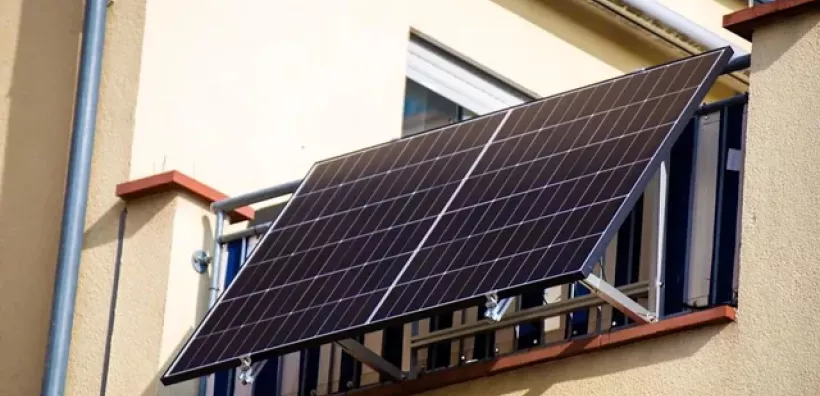 Ο γερμανικός σύνδεσμος BalkonSolar e.V. προειδοποιεί για το προτεινόμενο πλαίσιο αυτοκατανάλωσης: Πολύπλοκοι κανόνες που αυξάνουν το κόστος, θέτοντας εμπόδια στην εγκατάσταση φωτοβολταϊκών στο μπαλκόνι