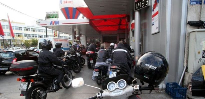Αισθητά μειωμένες σήμερα οι ουρές σε ΑΤΜ, βενζινάδικα και σούπερ-μάρκετ