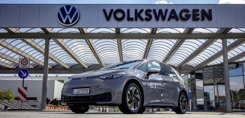 H Volkswagen θα μειώσει κατά 50% το κόστος των μπαταριών ηλεκτρικών αυτοκινήτων