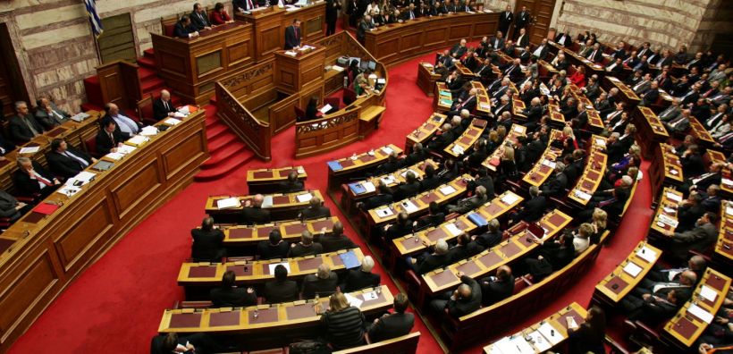 Σε εξέλιξη η συζήτηση στην Ολομέλεια της Βουλής για το νομοσχέδιο του ΥΠΕΝ - Τι είπαν οι εισηγητές των κομμάτων 