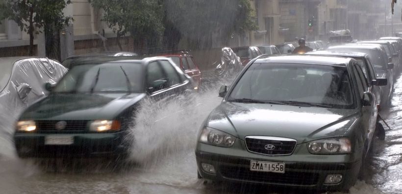 Σοβαρά προβλήματα σε δρόμους, ηλεκτροδότηση και σπίτια από τη νεροποντή