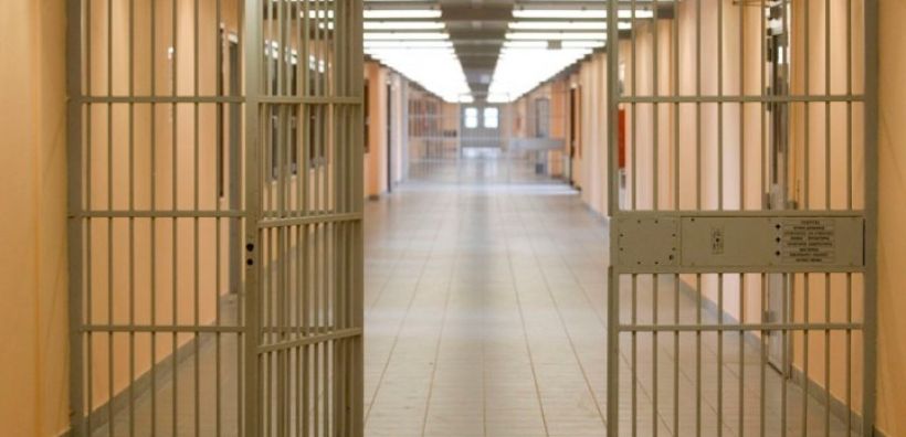 Στη φυλακή 60χρονη που άνοιξε πυρ όταν πήγαν να της κόψουν το ρεύμα