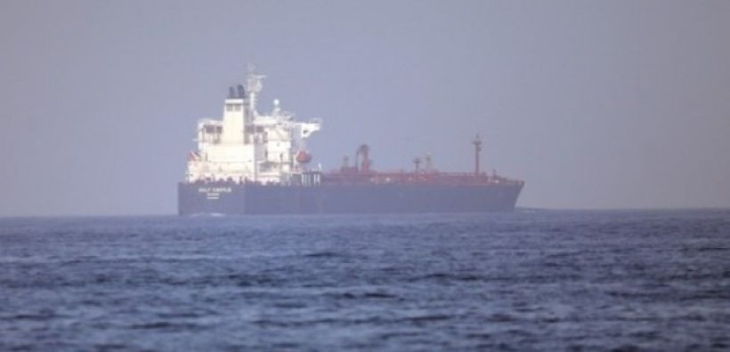 Πετρελαιοφόρο δεξαμενόπλοιο ανέφερε εκρήξεις στα Στενά του Ορμούζ 