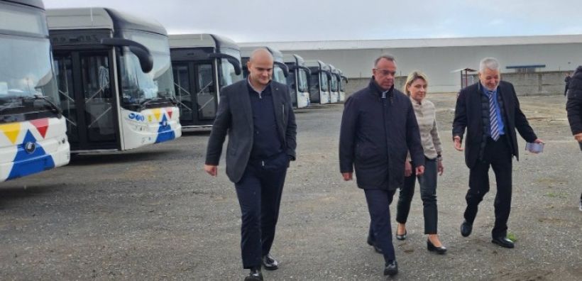 Επίσκεψη Σταϊκούρα στον σταθμό φόρτισης ηλεκτρικών λεωφορείων στη Θεσσαλονίκη