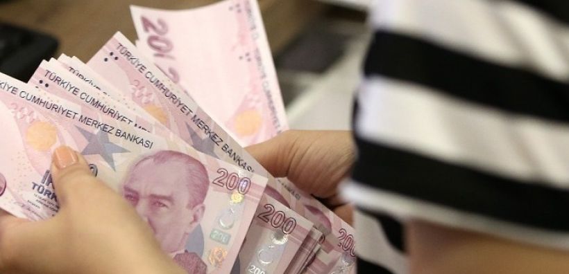 Η τουρκική λίρα υποχώρησε σήμερα στο ιστορικά χαμηλό επίπεδο των 8 λιρών ανά δολάριο