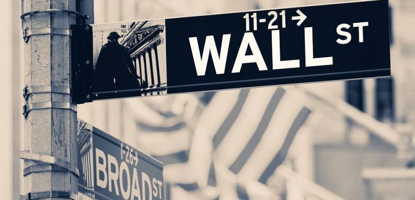 Κέρδη στη Wall Street κόντρα στη νέα κατρακύλα των τιμών του αργού