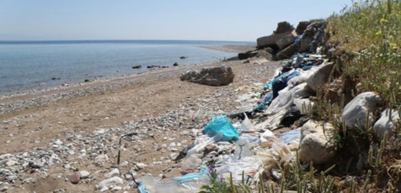Αποκαλύφθηκε θαμμένη χωματερή σε παραλία του Αιγίου