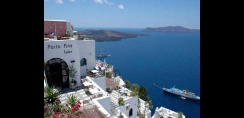 ΥΠΕΚΑ: Απαντά σε δημοσιεύματα για την αναστολή έκδοσης οικοδομικών αδειών στη Θήρα 