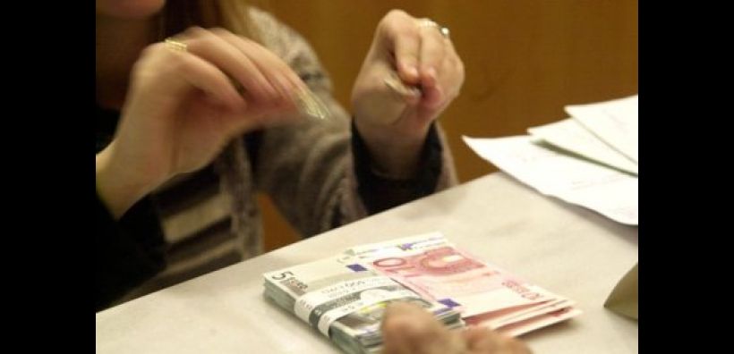 «Στο κόκκινο» οι αναλήψεις των Ελλήνων από τράπεζες 