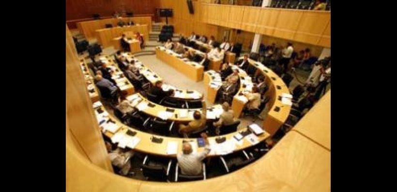 Ψηφίστηκαν τα νομοσχέδια στην Κύπρο - Δύσκολες οι διαπραγματεύσεις με την τρόικα
