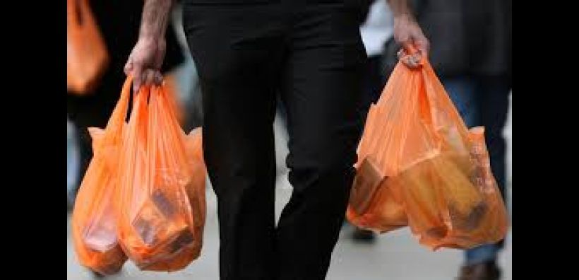 Διπλασιάζει το τέλος για τις πλαστικές σακούλες η Μεγάλη Βρετανία