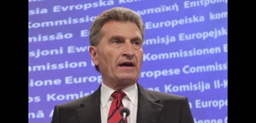 Ετινγκερ: Να μην υπάρξει αντίθεση επί της αρχής στα ευρωομόλογα