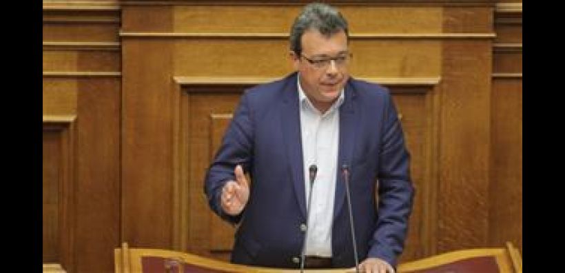 Φάμελλος: Το πολύ σε έναν μήνα θα έχει γίνει η απορρύπανση των ακτών