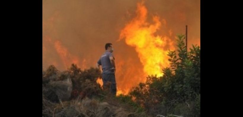 Εκκενώνεται η Ουρανούπολη λόγω της φωτιάς στο Άγιο Όρος