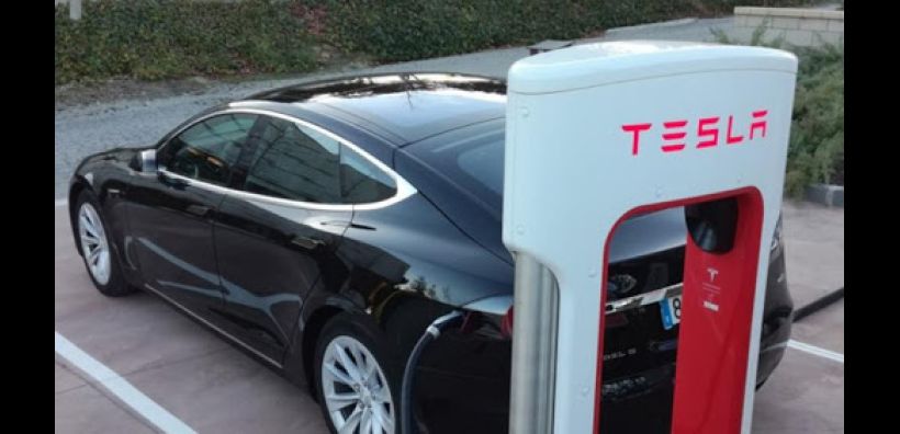 Μέσω αγγελίας αναζητά στελέχη στην Ελλάδα η Tesla - Οι τρεις πυλώνες της παρουσίας της στη χώρα και τα ερωτηματικά που τη συνοδεύουν