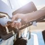 Tι κρατάει πίσω τις πωλήσεις ηλεκτρικών αυτοκινήτων στην Ελλάδα και ενισχύει τα υβριδικά