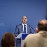 Οικονόμου: Δεν εξετάζονται μέτρα υποχρεωτικού χαρακτήρα - Καθυστερημένη η παρέμβαση της Κομισιόν
