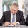 Νέο ορόσημο για το χαρτοφυλάκιο της HELLENiQ ENERGY στην έρευνα &amp; παραγωγή υδρογονανθράκων οι υπογραφές για Κρήτη-Πελοπόννησο