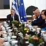 Παρουσιάζεται σήμερα στο Υπουργικό το Νομοσχέδιο για επιτάχυνση της αδειοδότησης ΑΠΕ και ηλεκτρικών δικτύων – Η Οδηγία RED III, οι «Περιοχές Επιτάχυνσης και η «Υπηρεσία μιας Στάσης»
