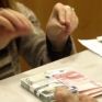 «Στο κόκκινο» οι αναλήψεις των Ελλήνων από τράπεζες 