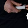 «Έξυπνα» νήματα μετατρέπουν τα ρούχα σε... φωτοβολταϊκές μπαταρίες!