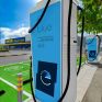 ΔΕΗ: Νέο hub σταθμών φόρτισης στη Λάρισα σε συνεργασία με την Trade Estates - 12 θέσεις και 2 ταχυφορτιστές των 300kW