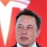 Η Tesla κόβει μισθούς και βγάζει σε άδεια εργαζομένους και... ο Μασκ εισπράττει 700 εκατ. δολάρια
