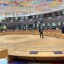 Στο σημερινό συμβούλιο υπουργών η σκυτάλη από τη Σύνοδο Κορυφής – Το στοίχημα του Νότου για πλαφόν πέριξ των 200 ευρώ
