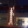 Φωτιζόμενος πυλώνας 10 μέτρων με φωτοσωλήνα στολίζει το ΚΔΕΠ της ΔΕΗ